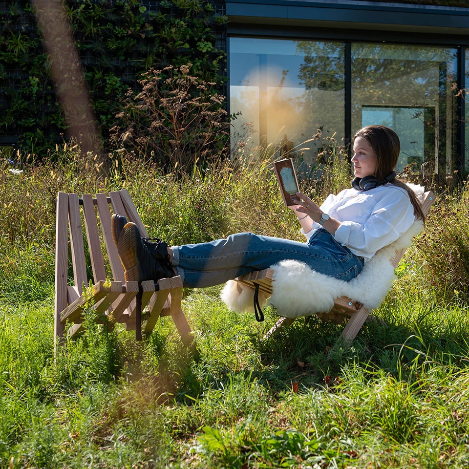 Weltevree-fieldchair-sheepscoat-lezen