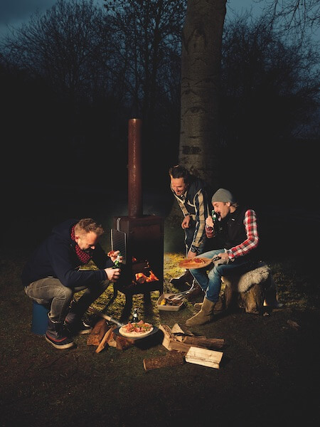 Outdooroven-heating-with-friends