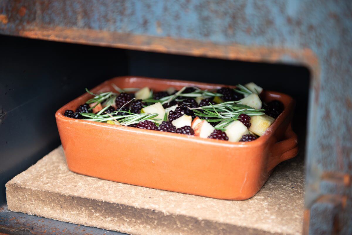 Outdooroven-rosemary-fruit-oven-dish-Weltevree