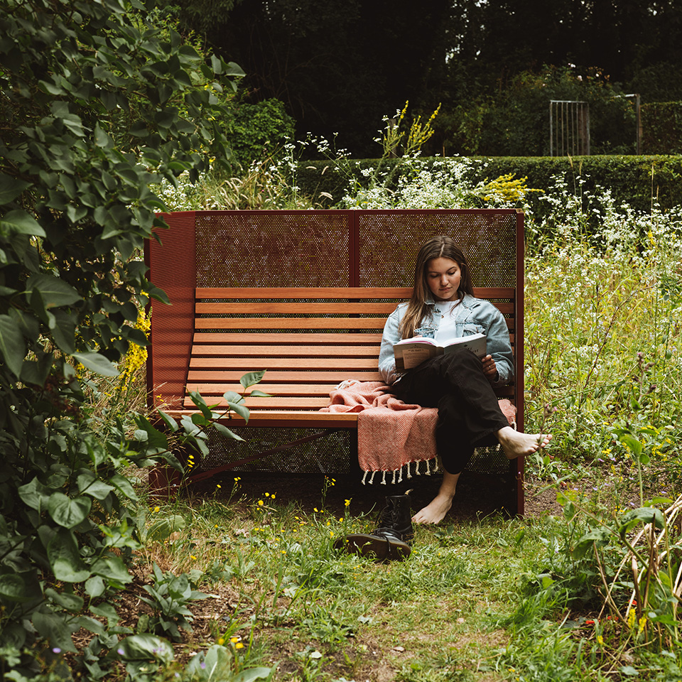 Weltevree - Patio Bench High - Tuinbank met Privacy, Buitenbank - Stalen Frame & Eucalyptus Houten Zitting - Cement Grijsgroen RAL 5008