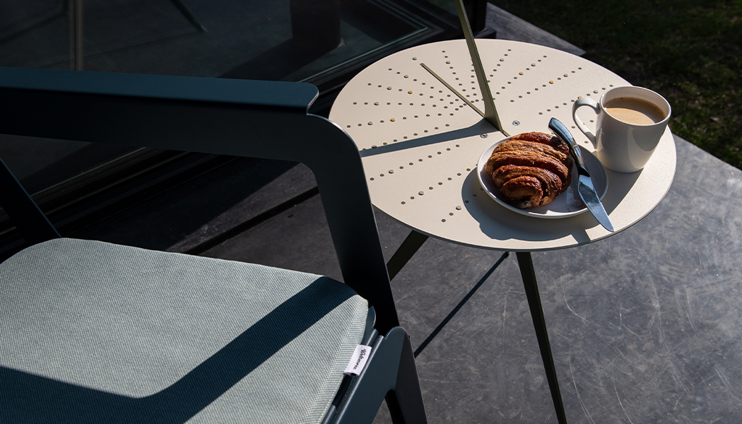 Weltevree-sundial-table-bended-lounger-kaffee