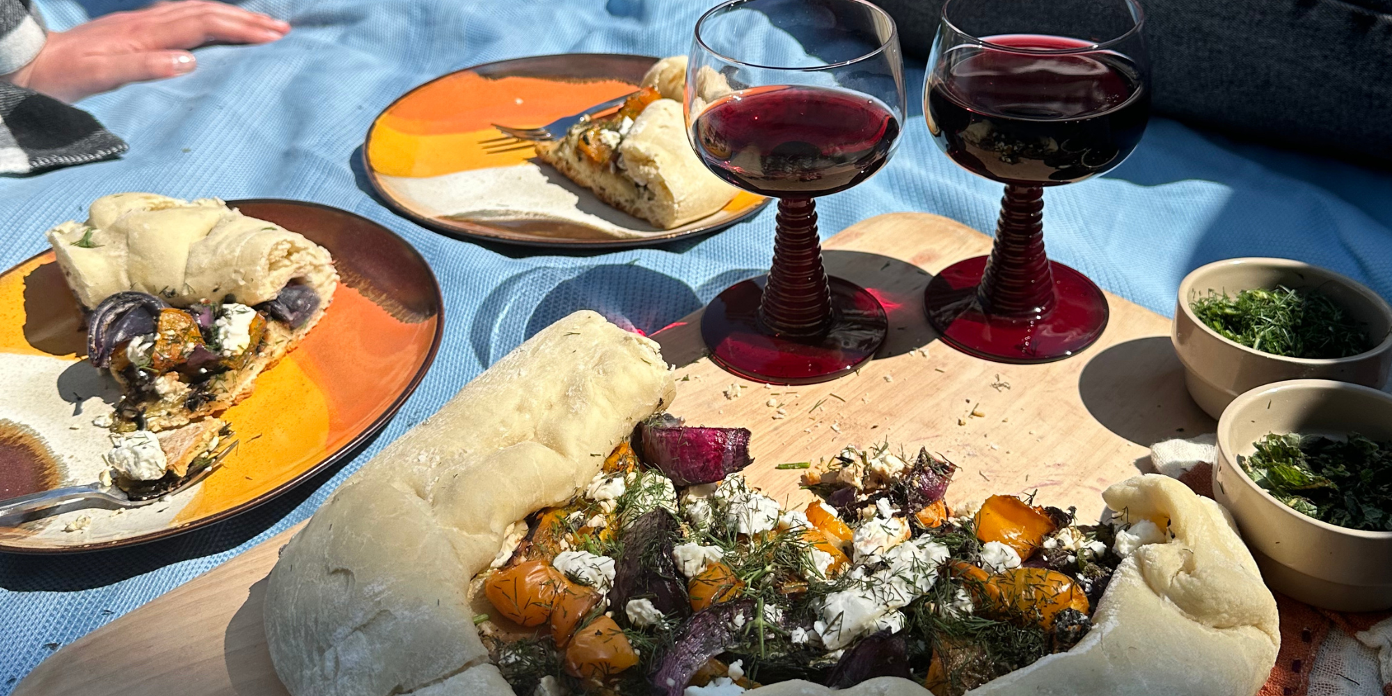 Outdooroven recipe: picnic bread pie with grilled vegetables and feta cheese