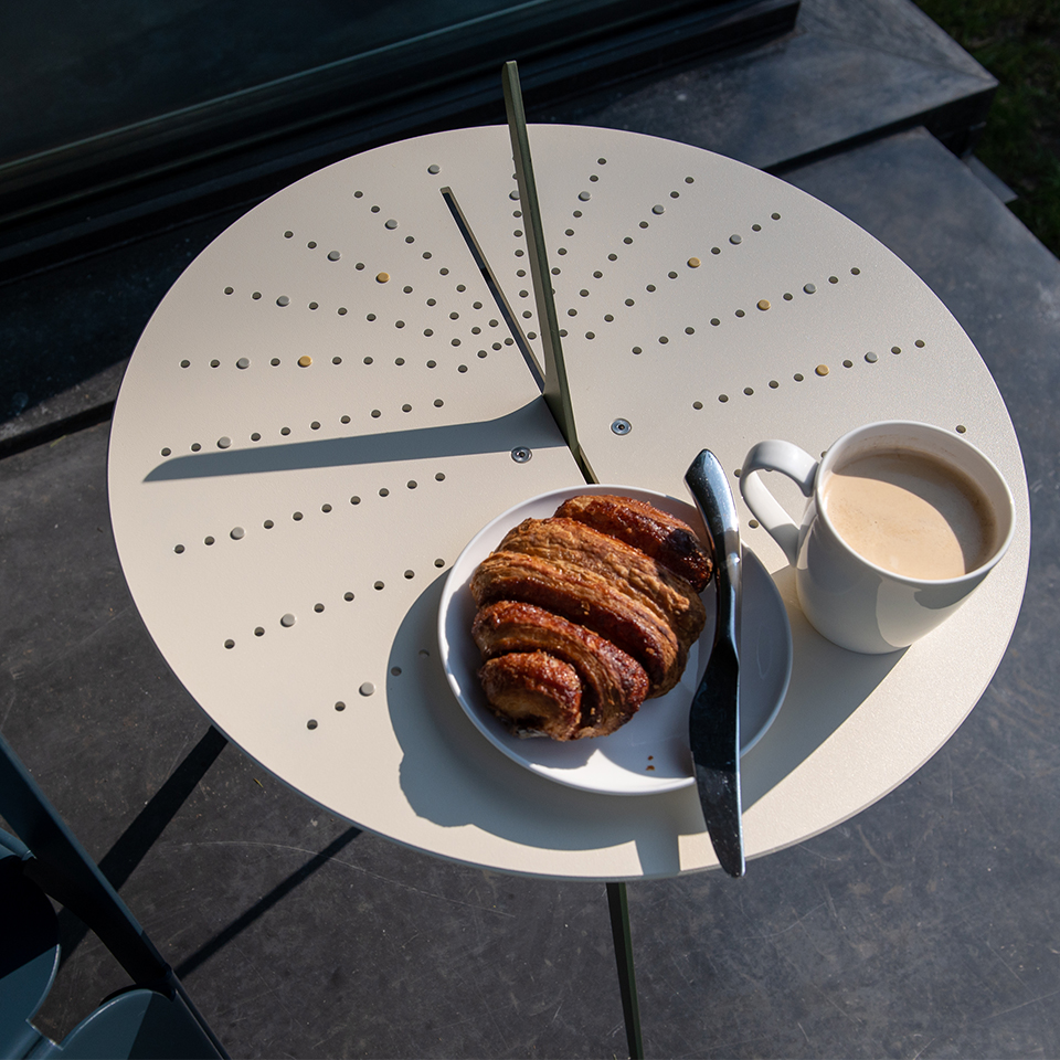 Weltevree-sundial-table-cinnamon-bread