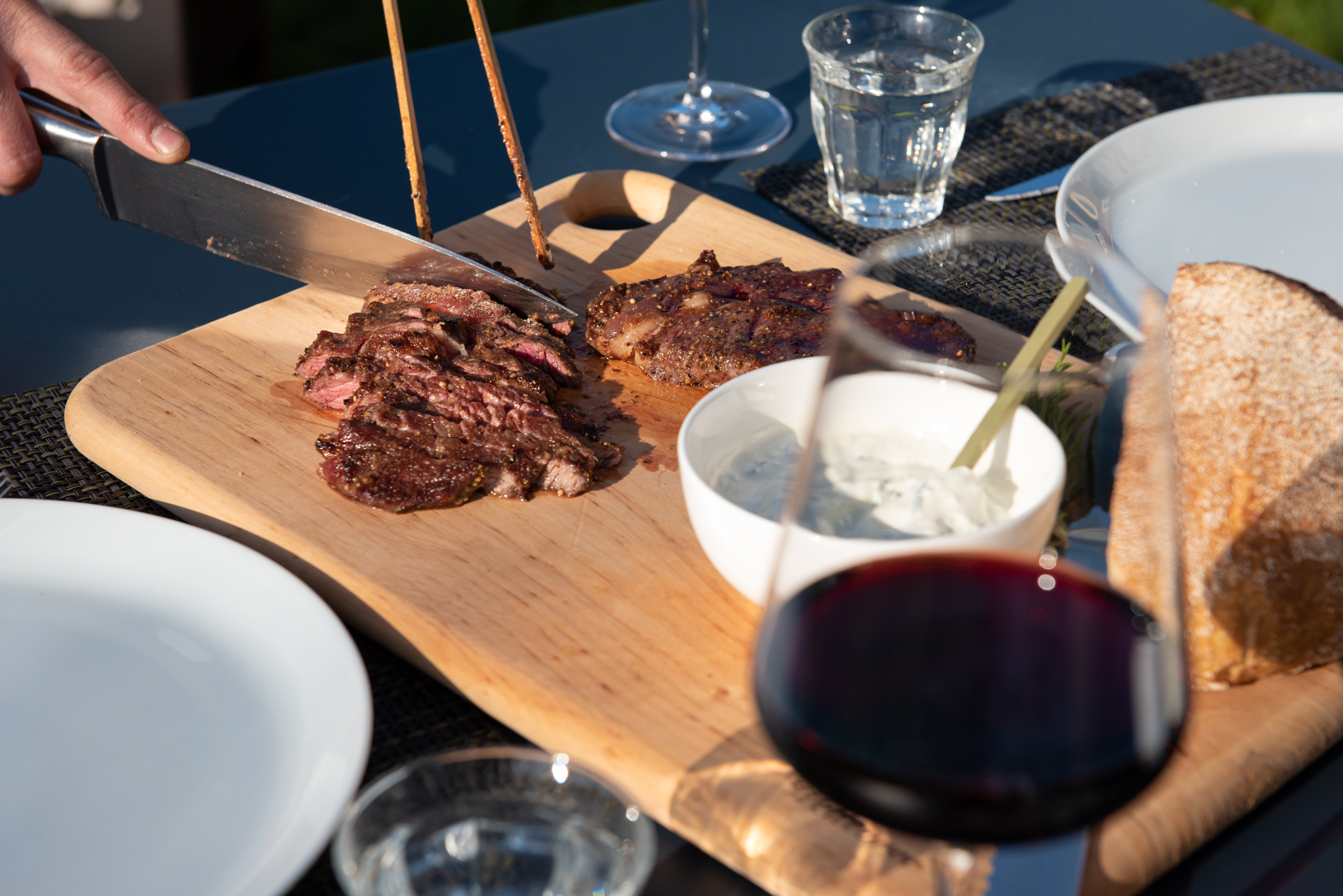 fleisch-schneiden-wein-essen-Weltevree