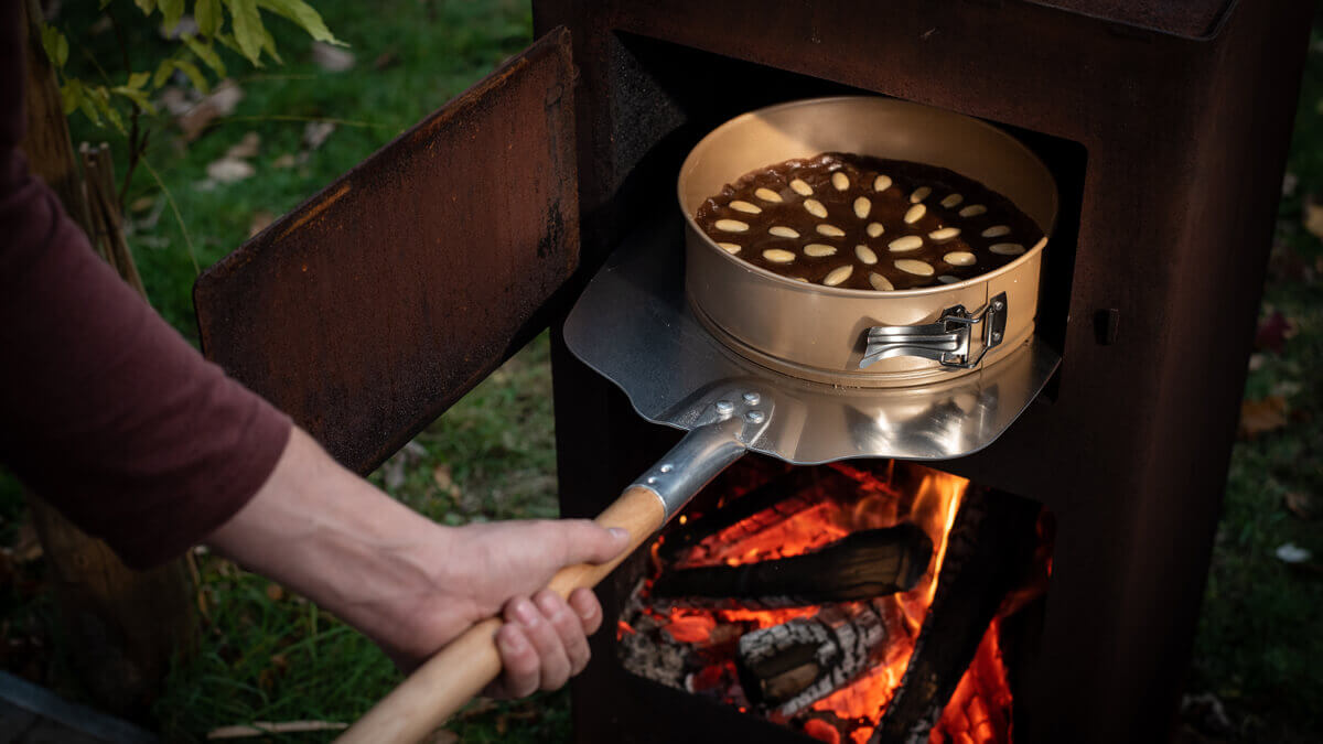 Outdooroven-pizza-schaufel-backen-Weltevree