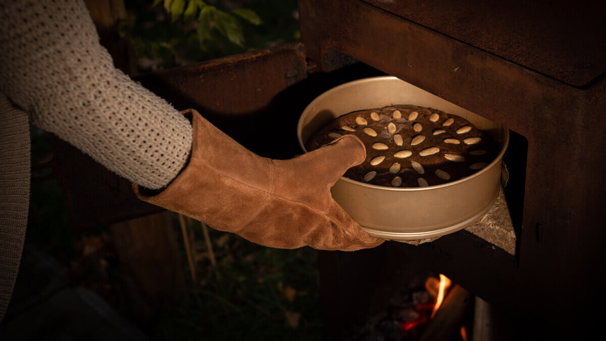 Baking-gloves-Outdooroven-almonds-Weltevree