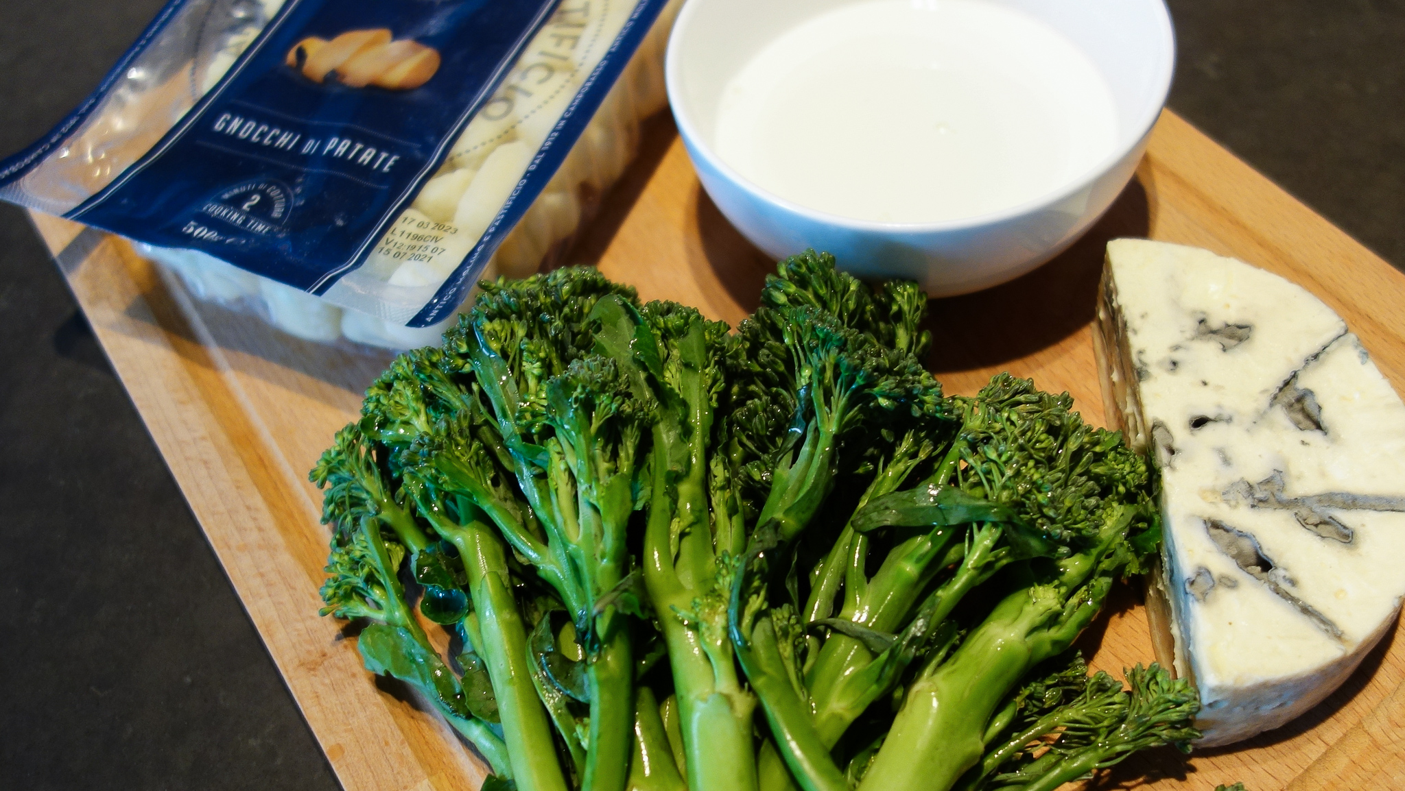 blauschimmelkäse-broccolini-Schneidebrett-Weltevree