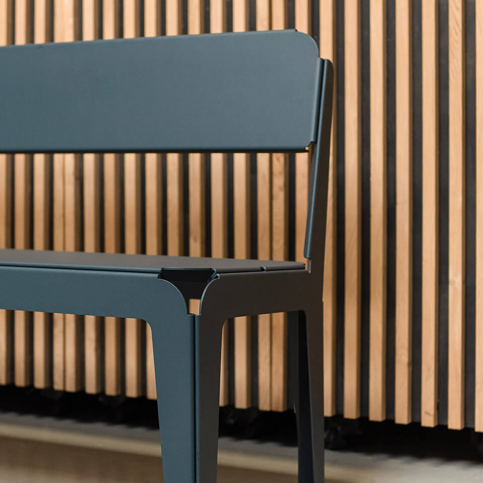 Weltevree-bended-bench-met-rugleuning-grijsblauw-details