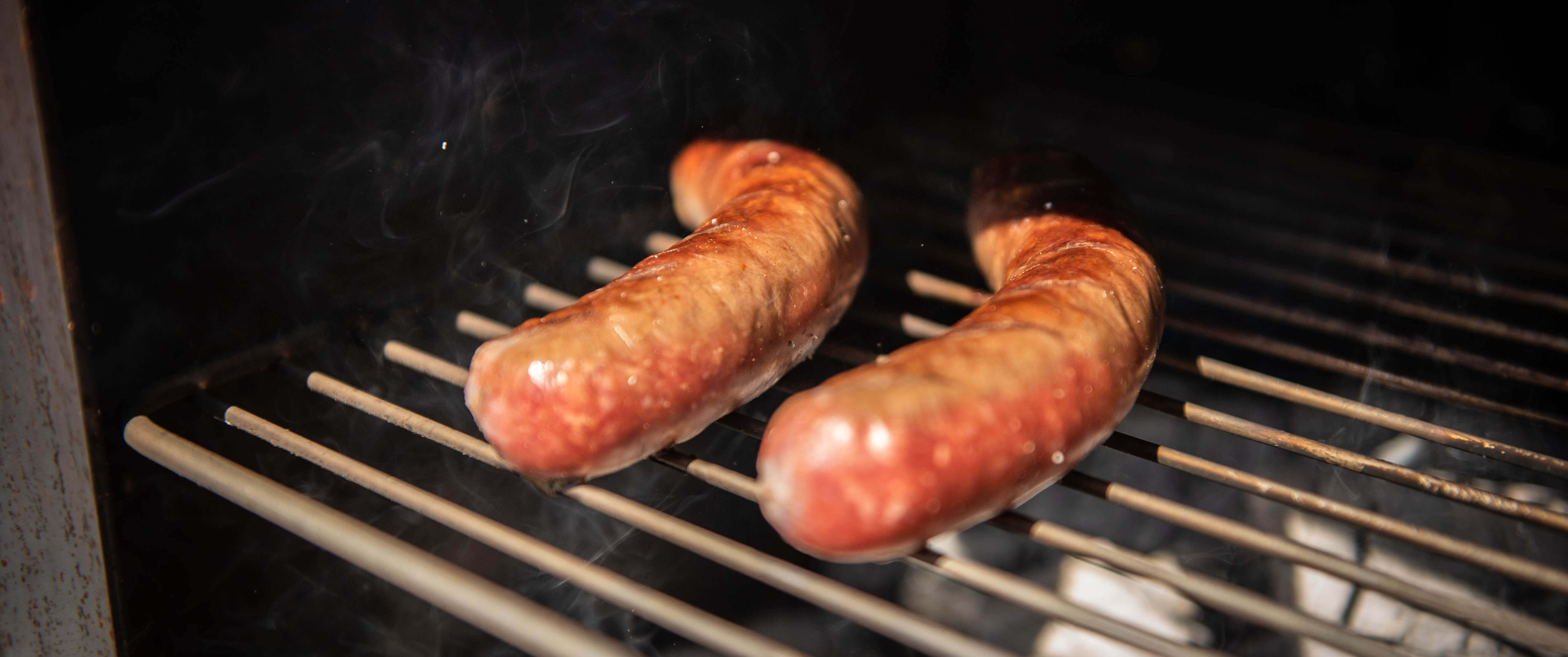 Grillwurst-Outdoorofen-Grill-Weltevree-würst