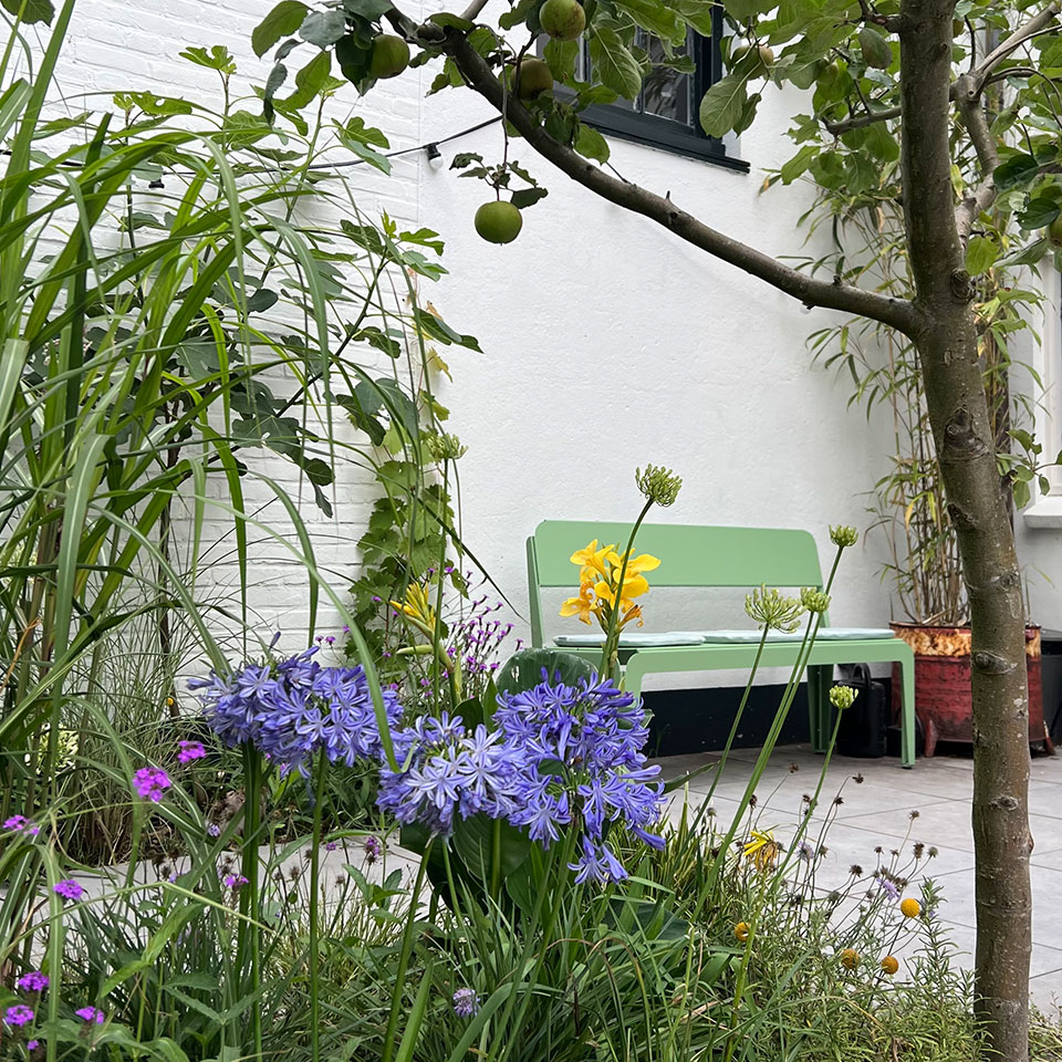 Weltevree-bended-bench-mit-rückenlehne-blumen