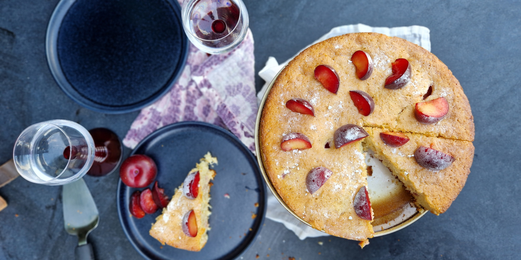 Outdooroven recipe: Coconut plum cake