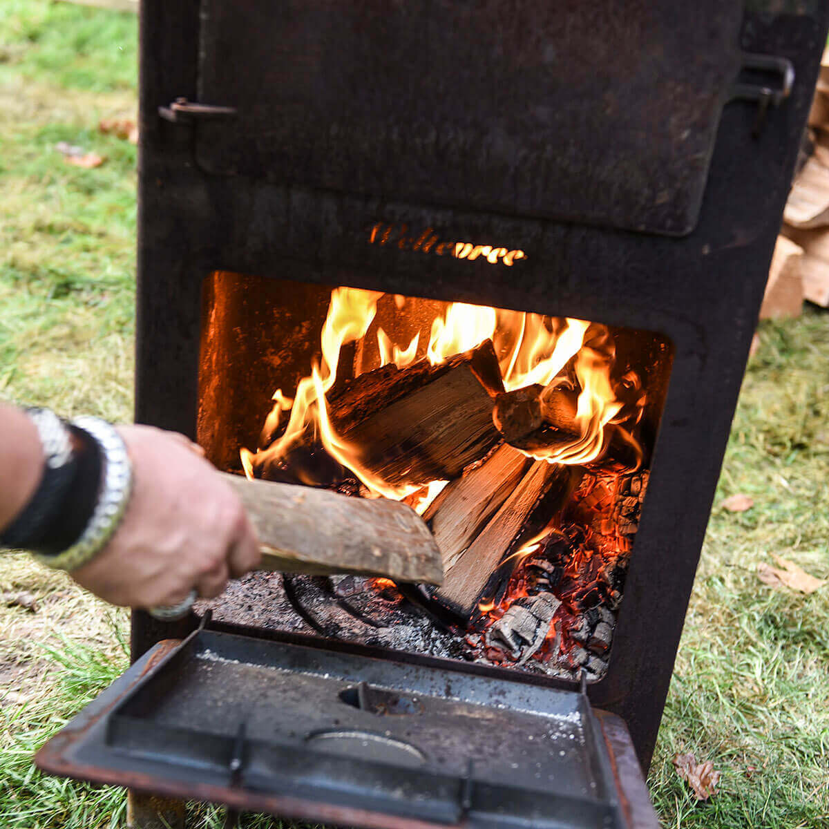 Weltevree-outdooroven-vuur-houtblokken