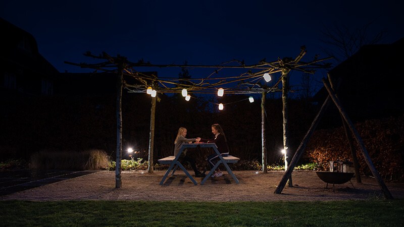 Buntes-Stringlicht-hängend-Weltevree