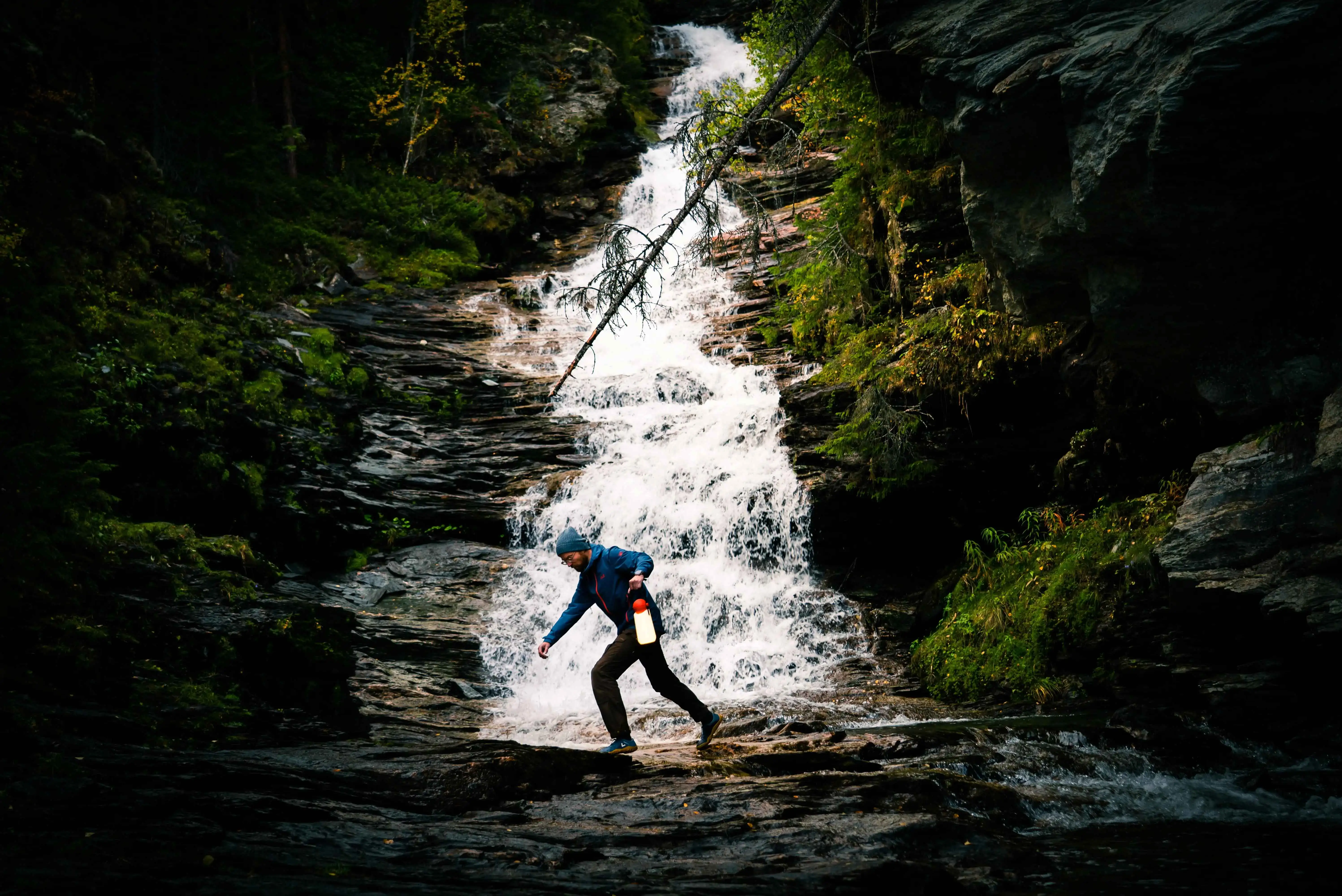 Weltevree-guidelight-hiking-waterfall