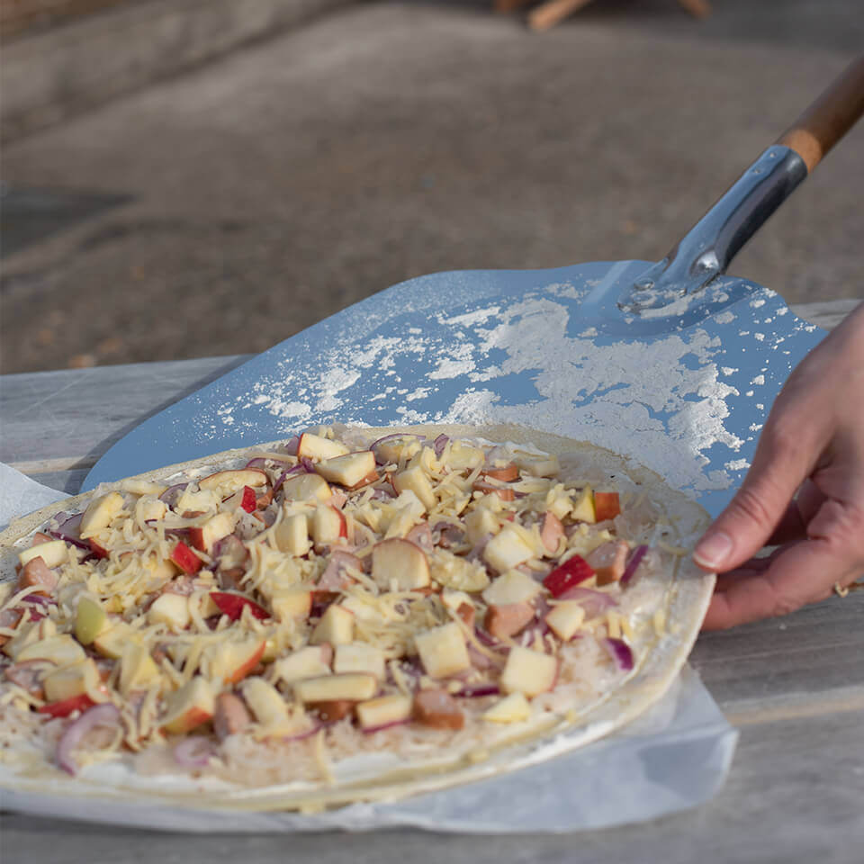 Weltevree-pizza-shovel-slide-on-food