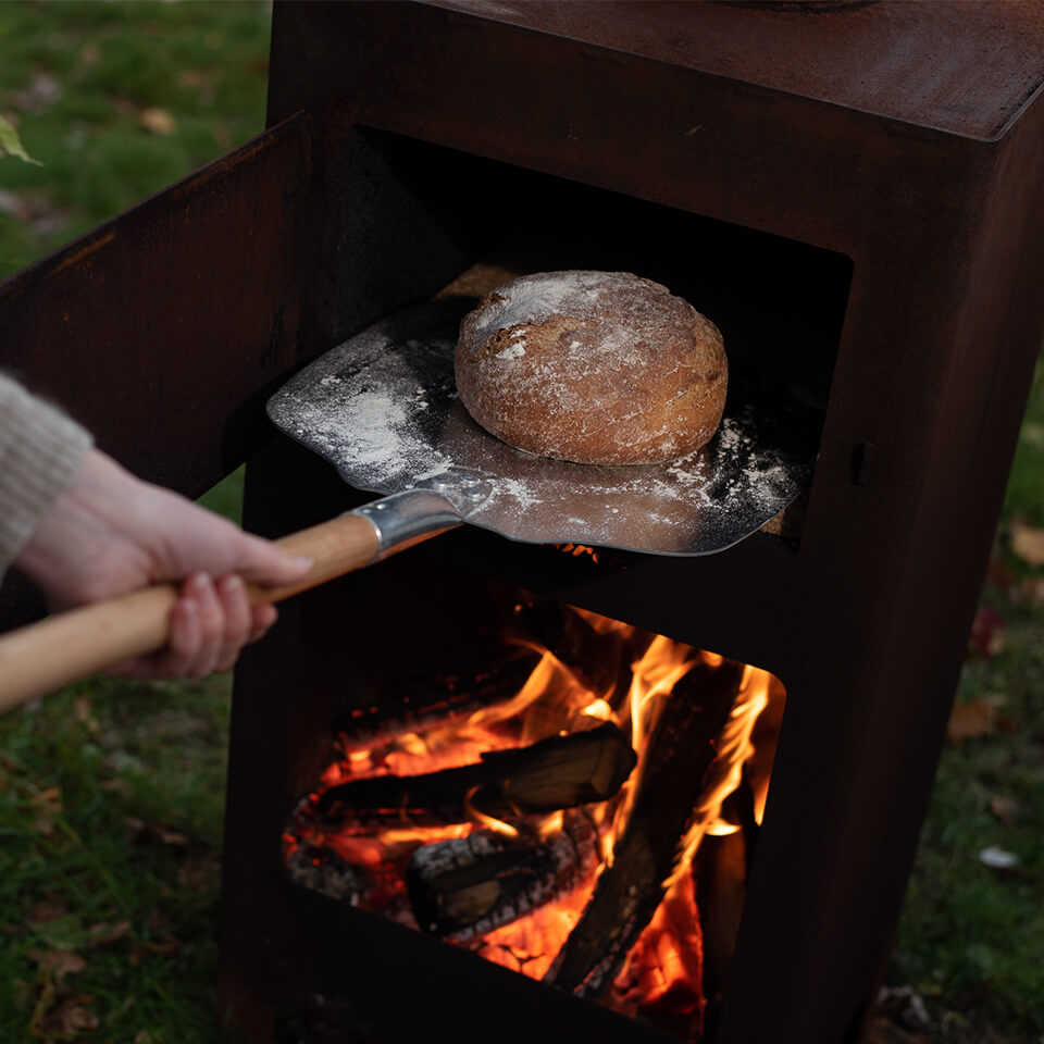Weltevree-outdooroven-baked-bread-pizza-shovel