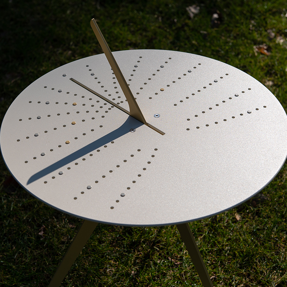 Weltevree-sundial-table-van-dichtbij-tafelblad-geel