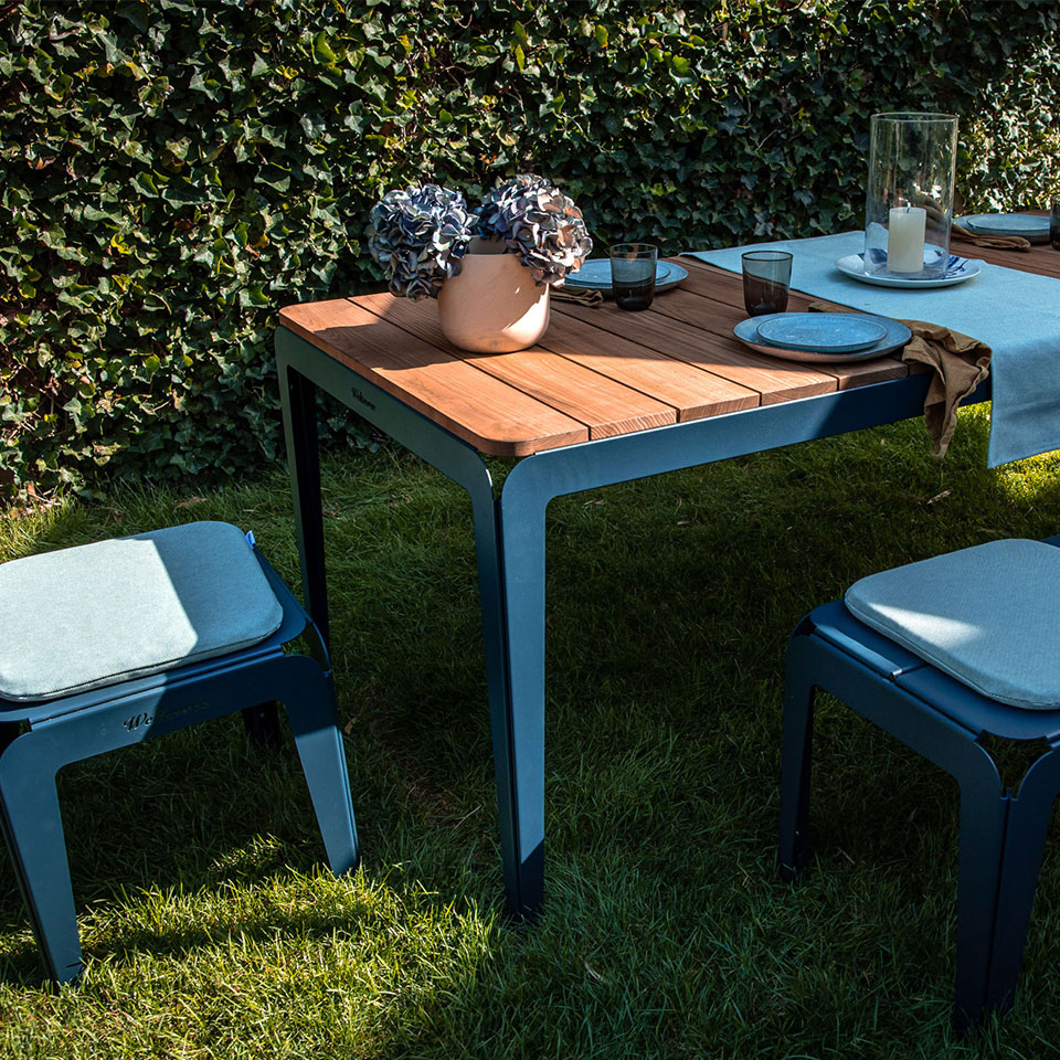 Weltevree-bended-table-wood-blue-stool