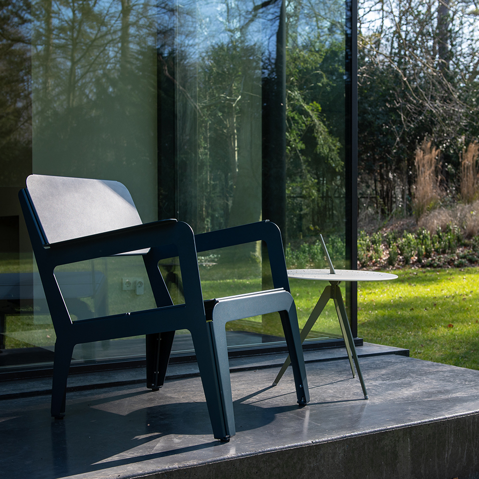 Weltevree-lounger-blau-sundial-table-grün