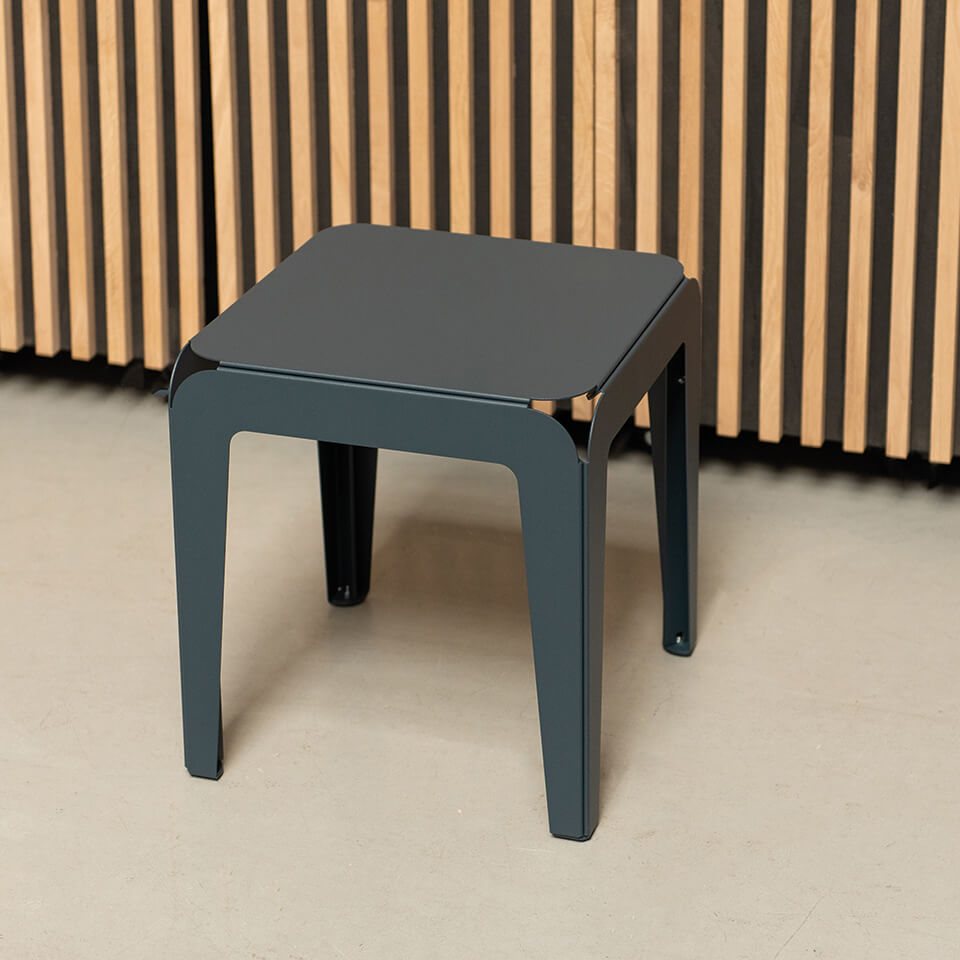 Weltevree-bended-stool-grey-blau-über-aufnahme