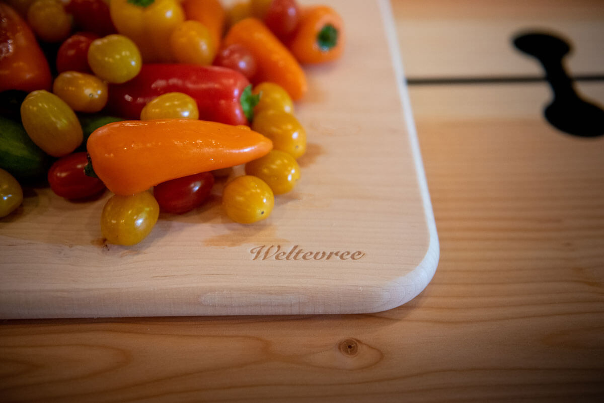 Weltevree-cuttingboard-tomatoes-peppers