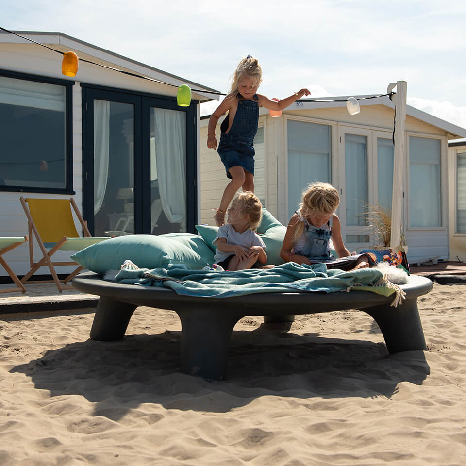 Weltevree-flying-dishman-kids-zand