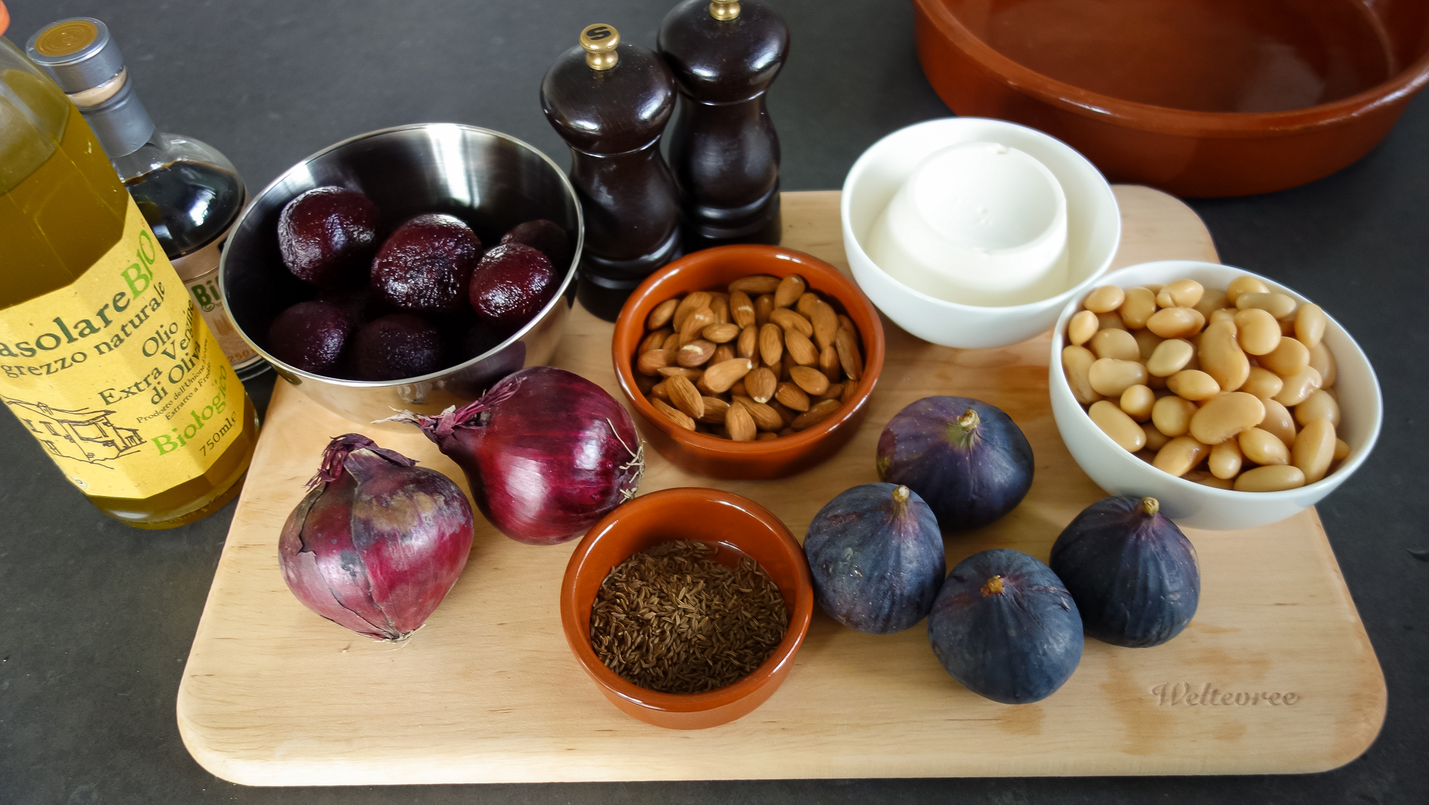fig-beet-nuts-cutting-board-Weltevree