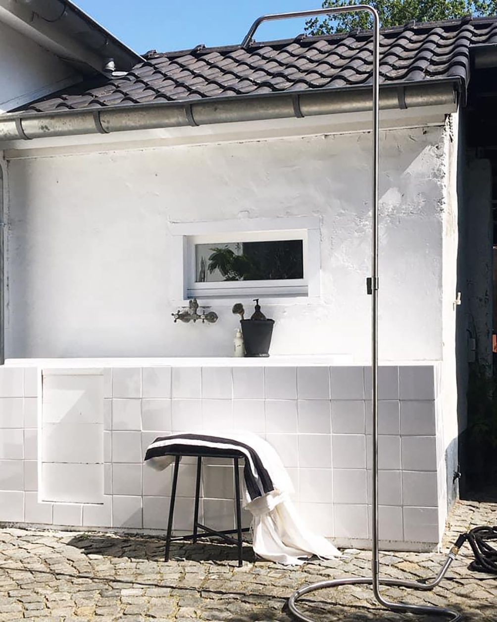 Serpentine-outdoor-shower-Weltevree