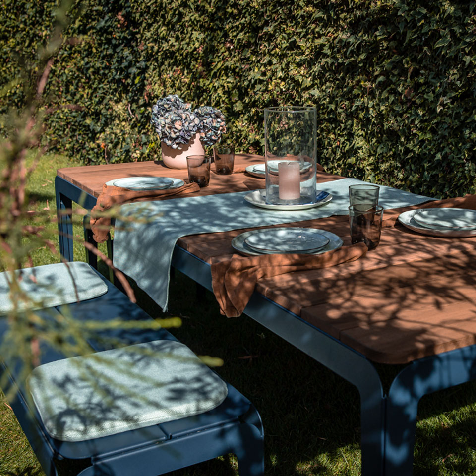 Weltevree-bended-table-wood-blau-garten