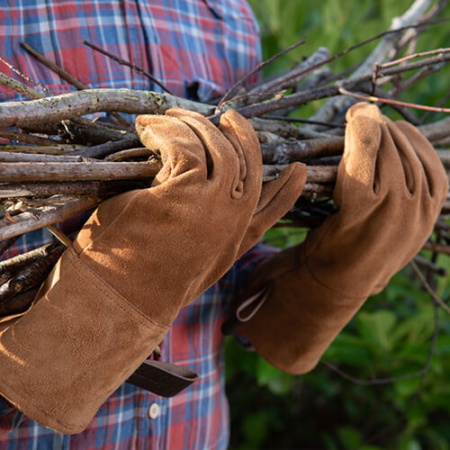 Weltevree-gloves-collecting-sticks