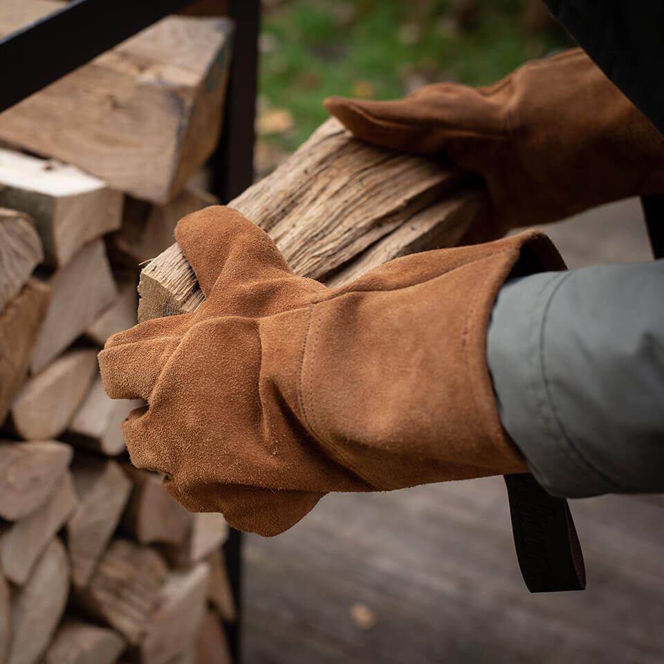 Weltevree-gloves-grabbing-wood