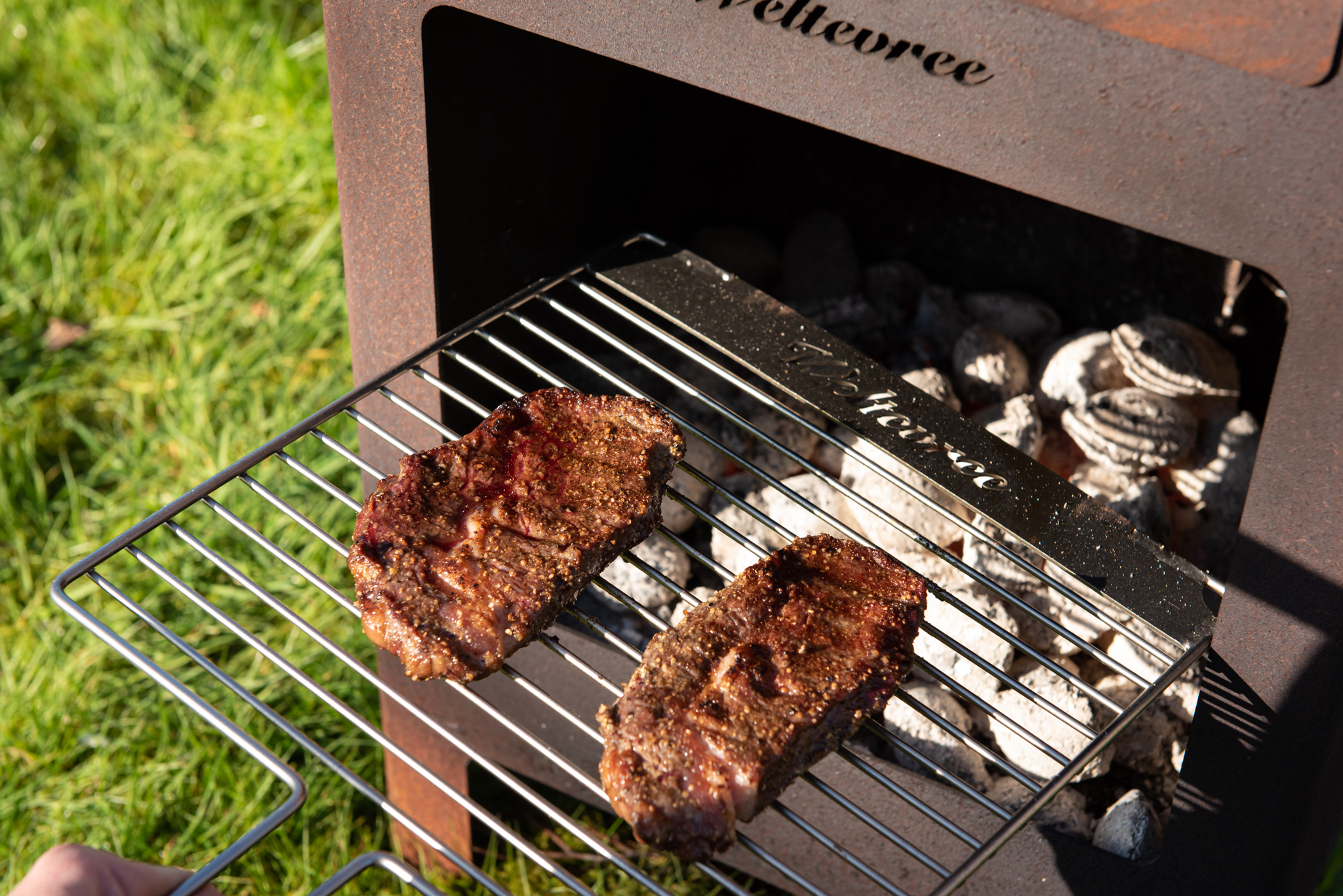 Außenofen-fleisch-grillen-Weltevree