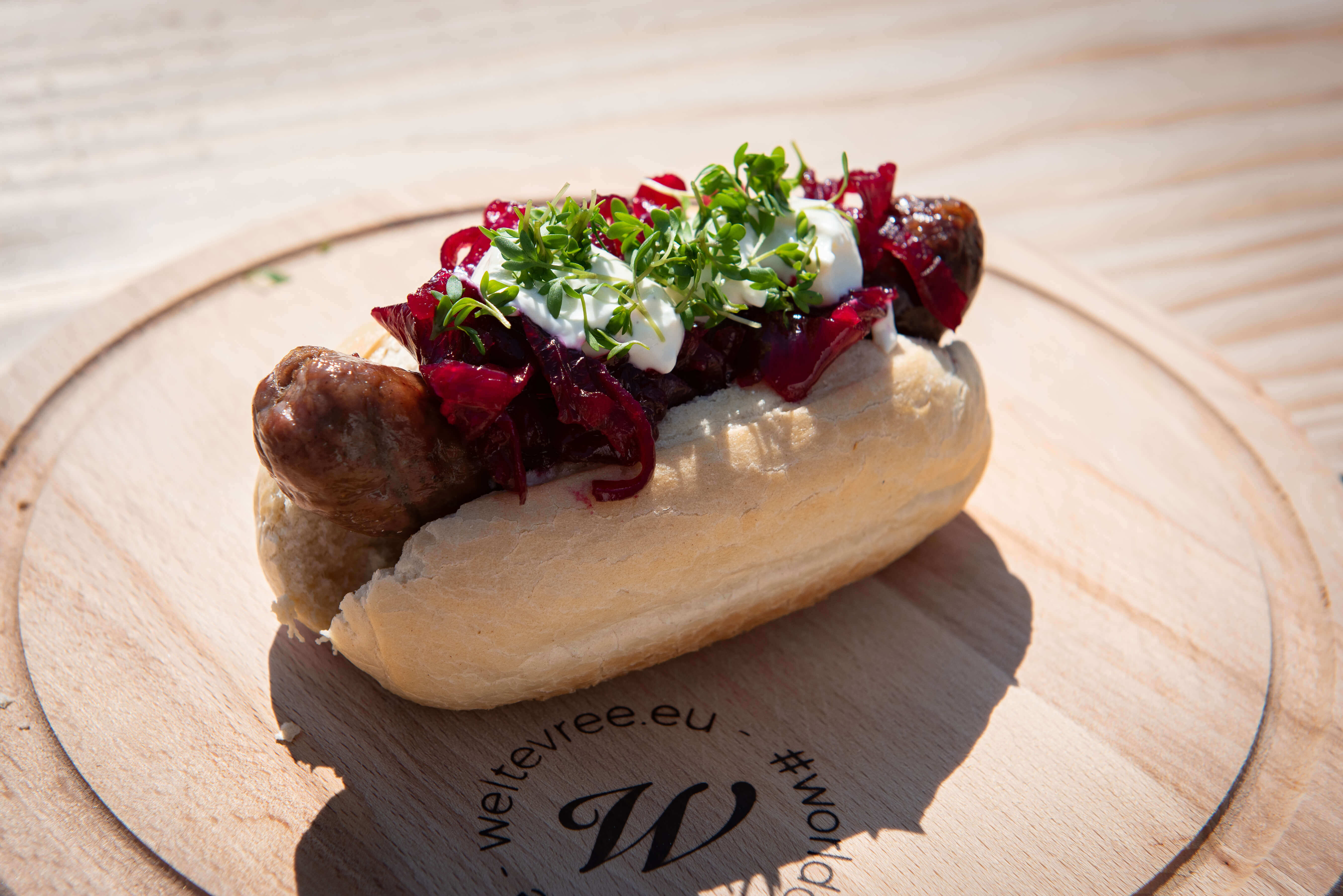 hotdog-sour-cream-cutting-board-Weltevree