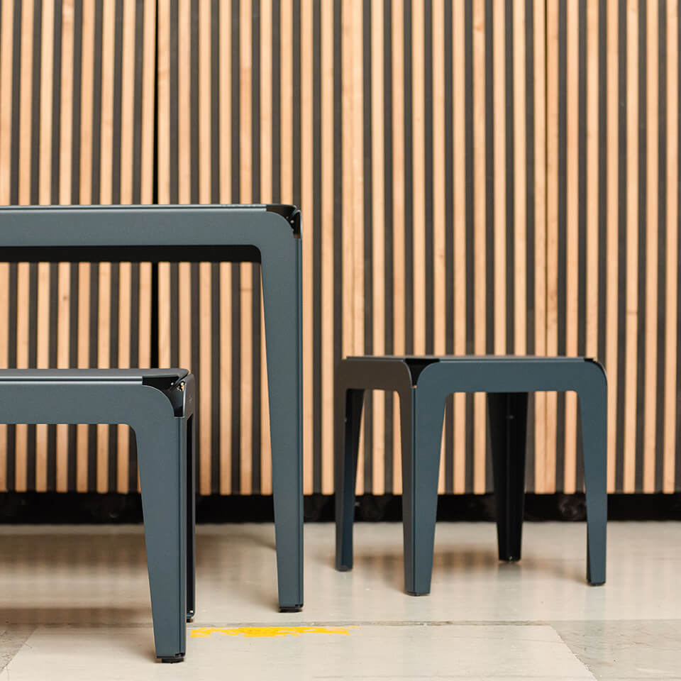 Weltevree-bended-serie-grau-blau-stool-set