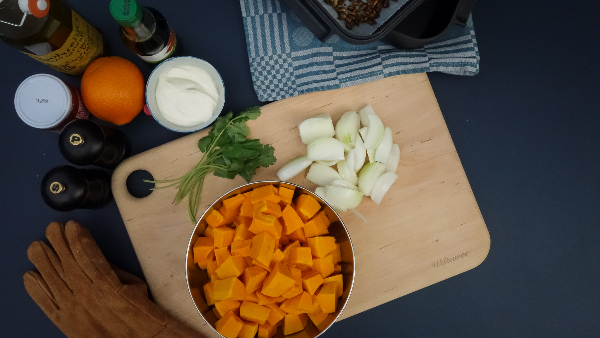 ingredients-pumpkin-onion-cutting-board-Weltevree