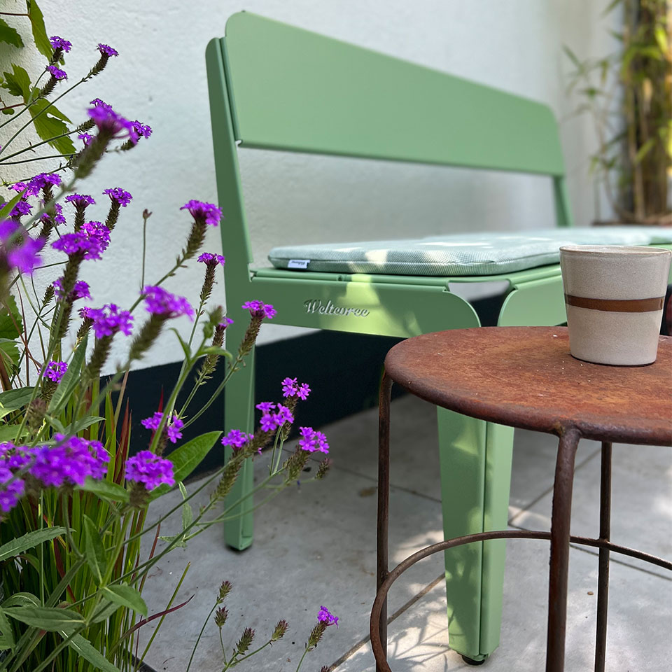 Weltevree-bended-bench-green-garden