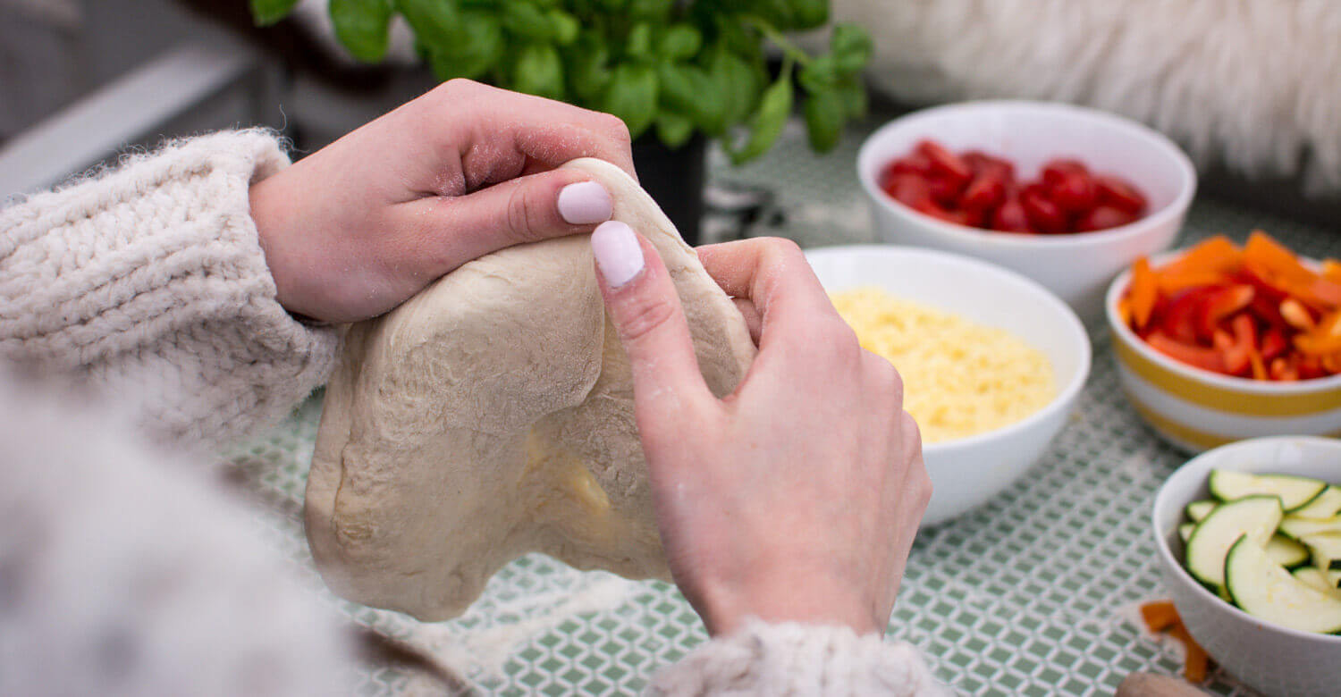 Outdooroven recipe: make your own pizza dough and sauce