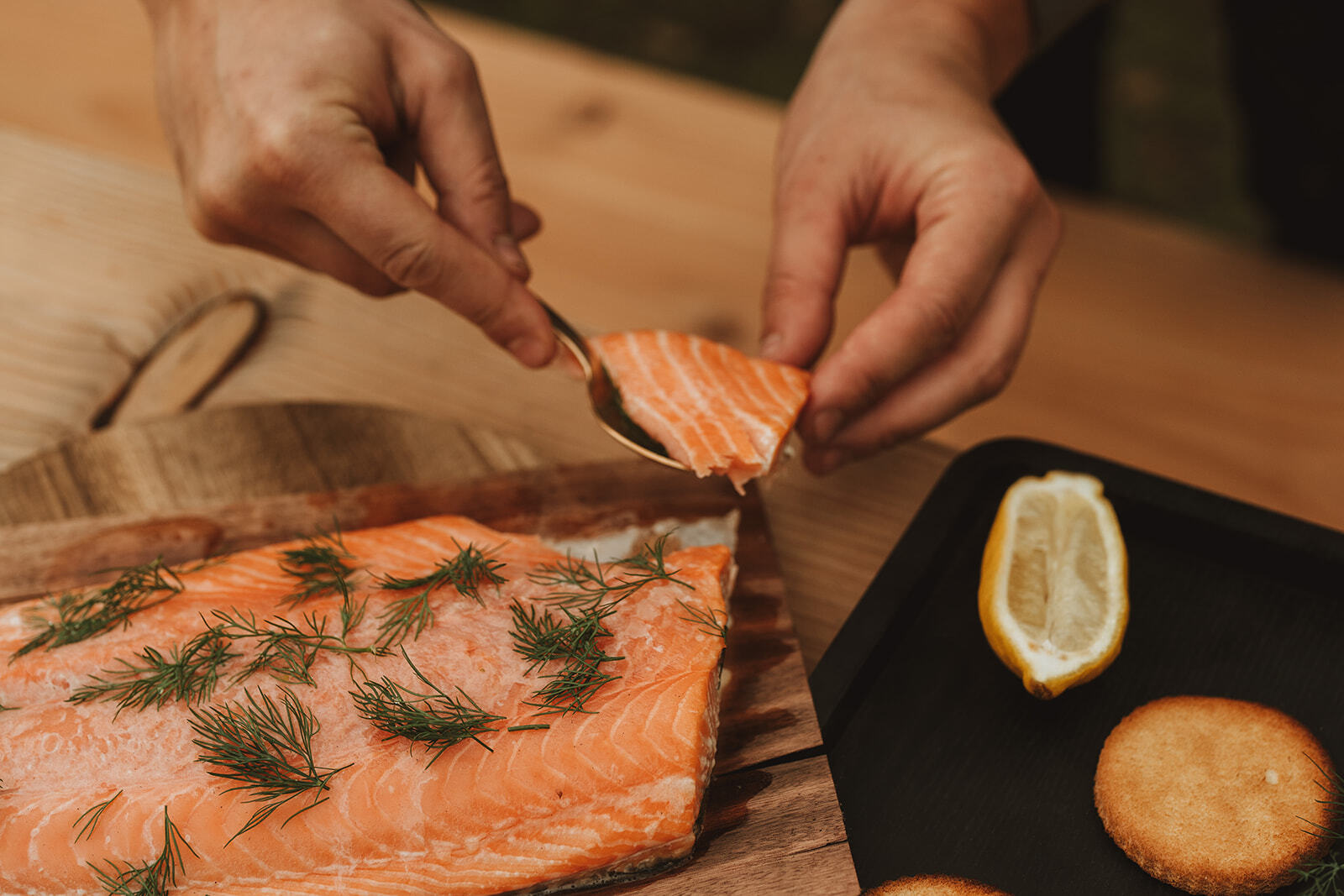 Rezept für den Außenofen: Lachs mit Limoncello und Dill