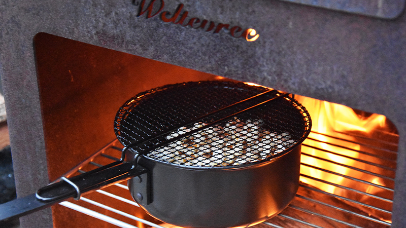 Outdooroven-popcorn-popping-pan-Weltevree