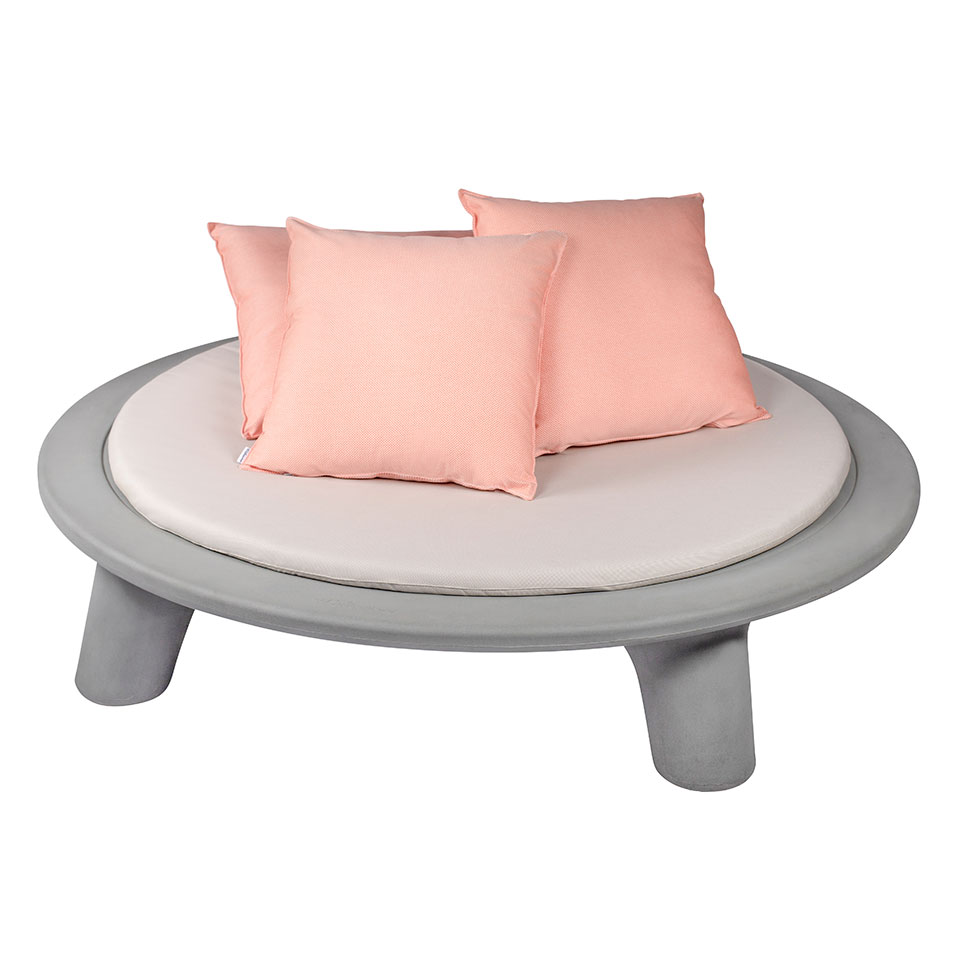 Weltevree-studio-flying-dishman-orange-pillows