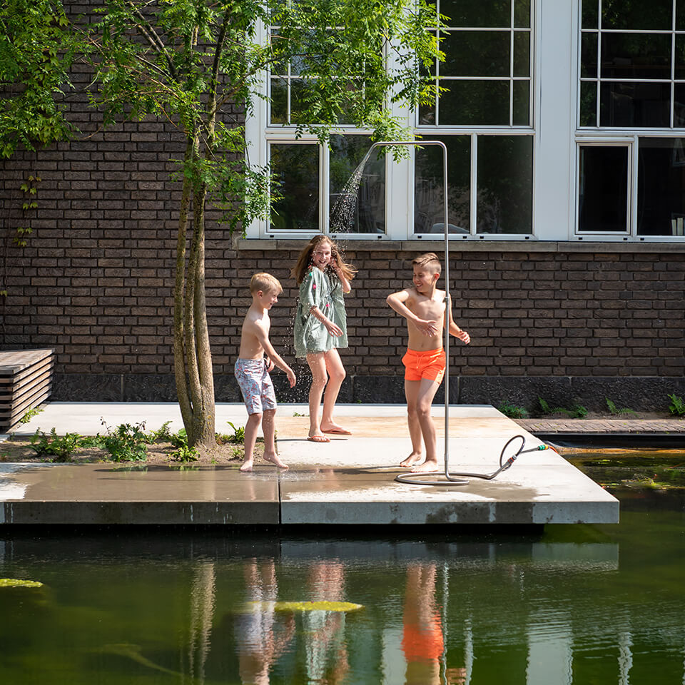 Weltevree-serpentine-kids-playing-with-water