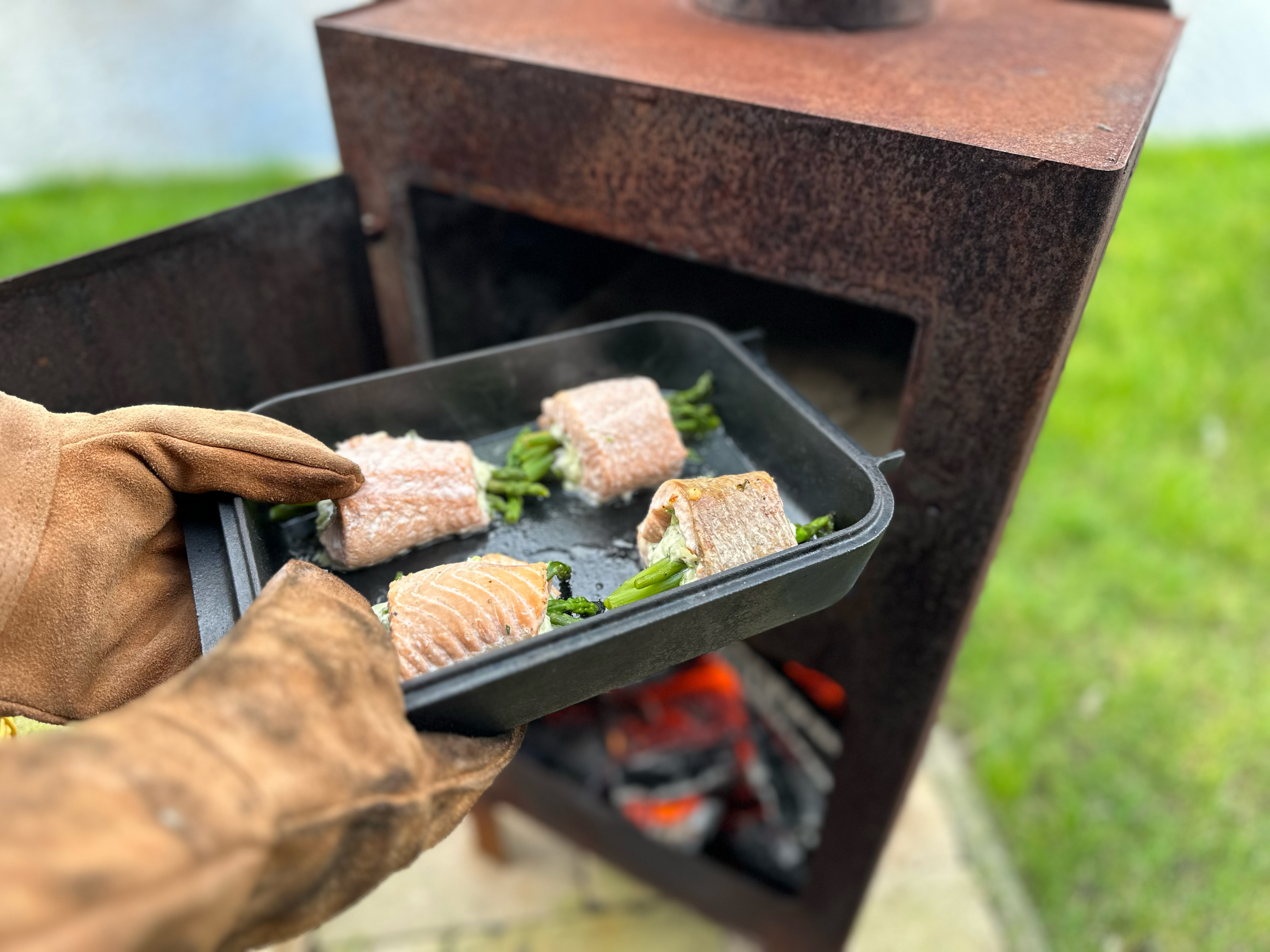 Outdooroven Rezept: Lachsröllchen mit Spargel