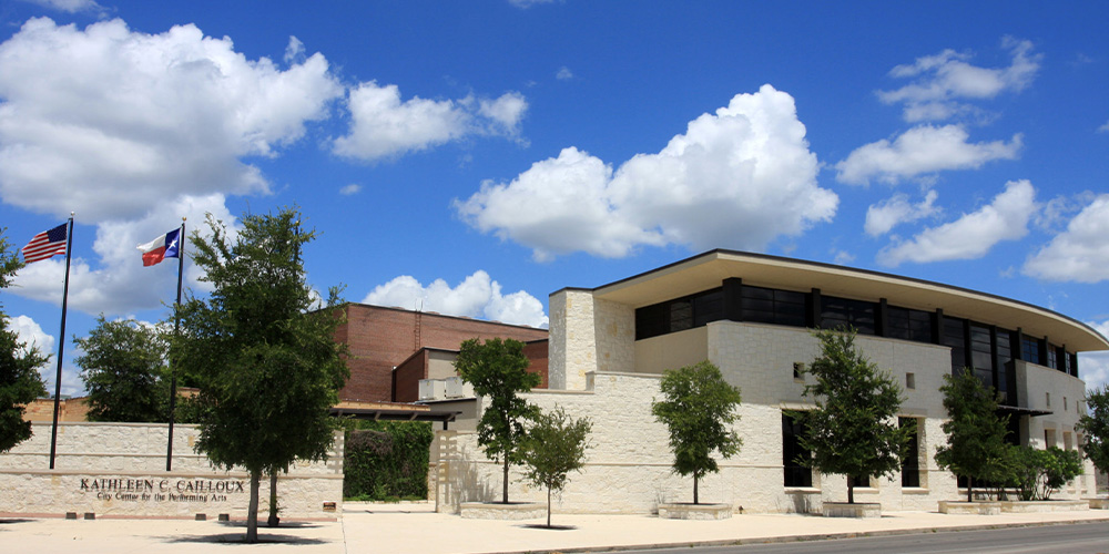 Entertainment is at the center of the Cailloux Theater!