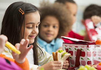 Consejos en Seguridad Alimentaria, Nutrición, y Porcionado para Loncheras Escolares