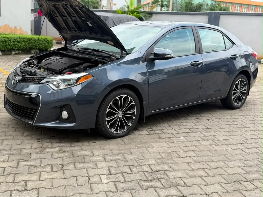 2014 Toyota Corolla, photograph 2