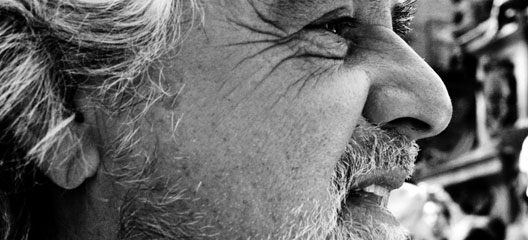 Beppe Grillo. Chi di “vaffa” ferisce…