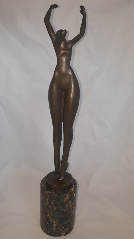 Kunstenaar  Juno, Bronzen beeld van een danseres