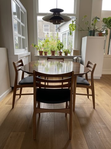 Esstisch und Stühle im dänischen Design