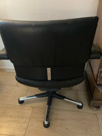 Twee zwarte Vitra  fauteuils
