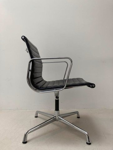 Eames EA108 leren stoel